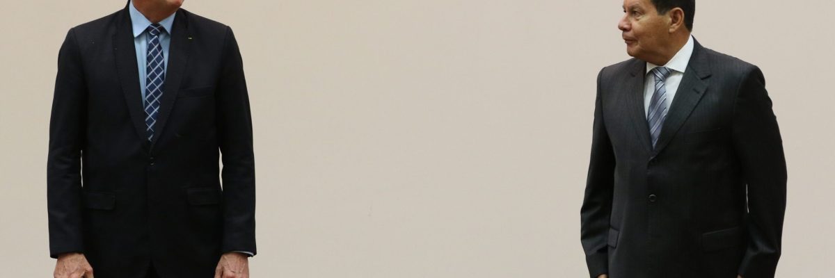 O presidente Jair Bolsonaro e o vice presidente, General Hamilton mourão, participam da solenidade de entrega de medalhas da Ordem do Mérito Ministério Público Militar