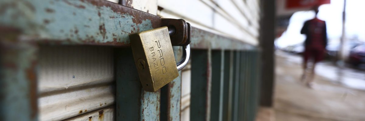 Comércio e atividades consideradas não essenciais fecham as portas durante lockdown no Distrito Federal.