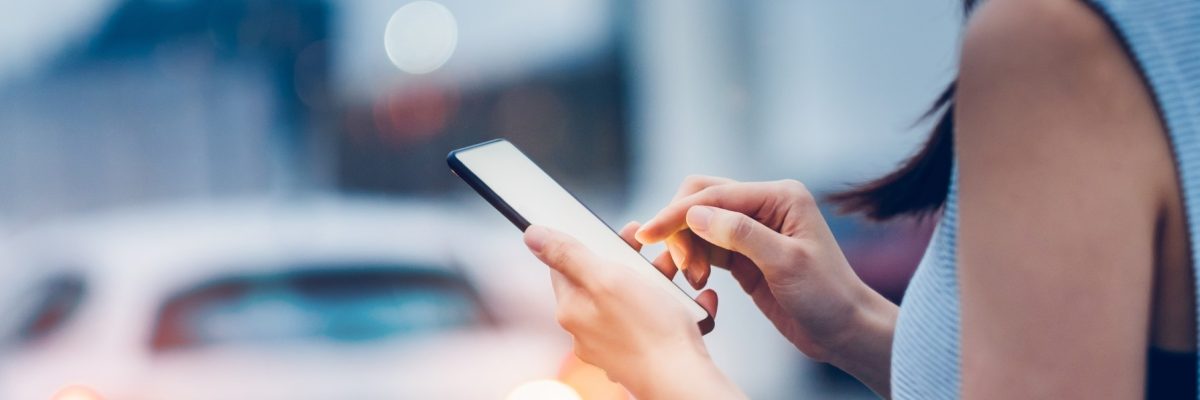 c1920_femaleusingmobiledevice-774181